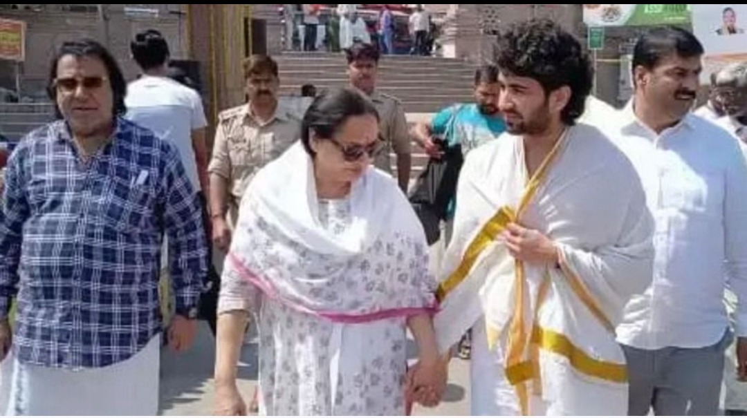 काशी पहुंचीं जयाप्रदा…, बड़े भाई राजा बाबू का किया अस्थि विसर्जन