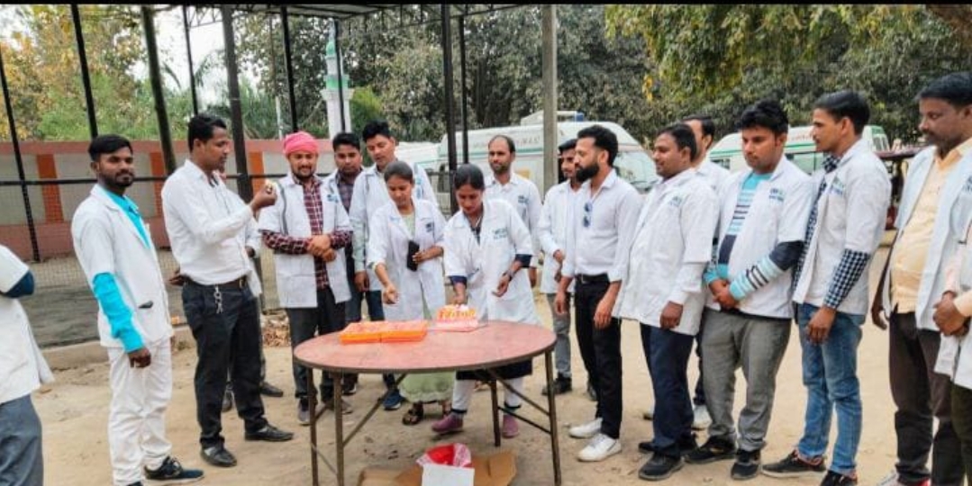 बेहतर सेवा का संकल्प लेकर एम्बुलेंस कर्मियों ने मनाया ईएमटी दिवस