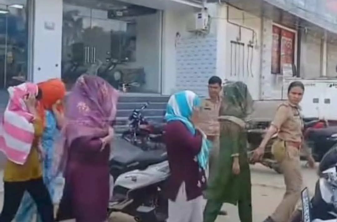 कई युवक-युवतियां हिरासत में