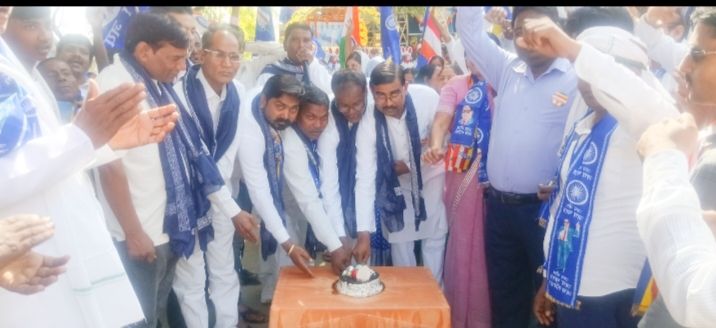 गाजे बाजे के साथ रैली में महिलाएं भी रही शामिल