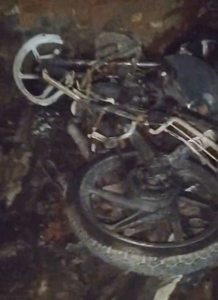 दरवाजे पर खड़ी दो बाइक में शरारती लोगों ने लगाई आग