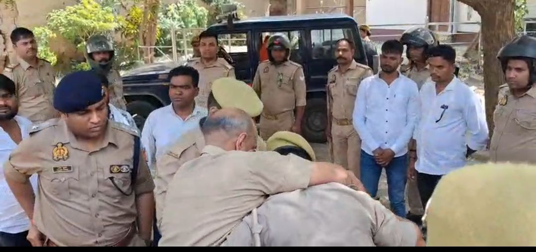 नेहिया (पिंडरा) में भैरवनाथ मंदिर गेट विवाद फिर भड़का, पथराव में ACP समेत कई पुलिसकर्मी घायल