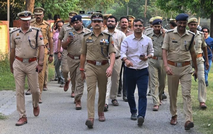  वीवीआईपी कार्यक्रम की तैयारियों के दृष्टिगत BLW स्थित कार्यक्रम स्थल का  निरीक्षण करते जिलाधिकारी व पुलिस कमिश्नर 