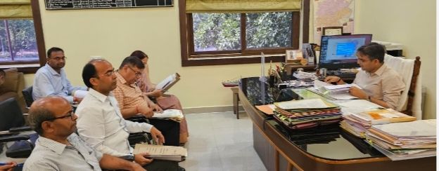 जिलाधिकारी सत्येंद्र कुमार की अध्यक्षता में उत्तर प्रदेश स्ववित्तपोषित स्वतंत्र विद्यालय के संग की बैठक 