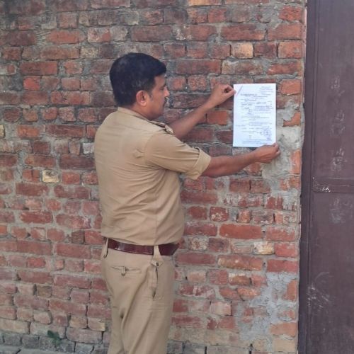 न्यायालय के आदेश पर मुनादी एवं नोटिस चस्पा की कार्यवाही की गई ।