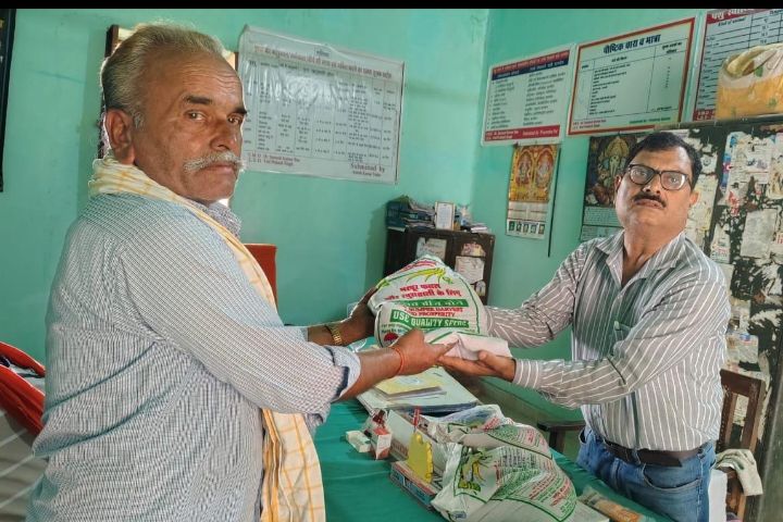 पशुधन प्रसार अधिकारी ने पशुपालकों को वितरण किया ज्वार का मिनी किट