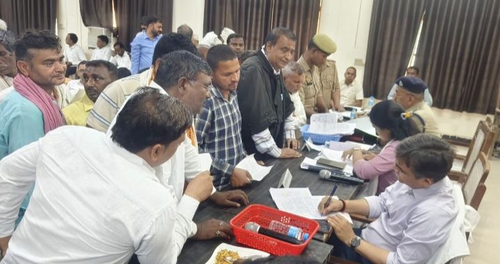 जिलाधिकारी सत्येंद्र कुमार ने पिंडरा तहसील दिवस पर राजस्व विभाग  के अधिक शिकायती पत्र आने पर नाराजगी जताई