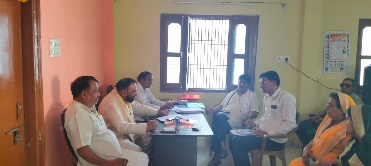 पिंडरा जन सहयोग कार्यालय में 