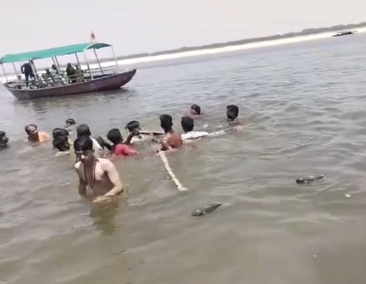 गंगा में बड़ा हादसा टला: शिवाला घाट पर नाविकों की बहादुरी से बचीं 3 पर्यटक युवतियां