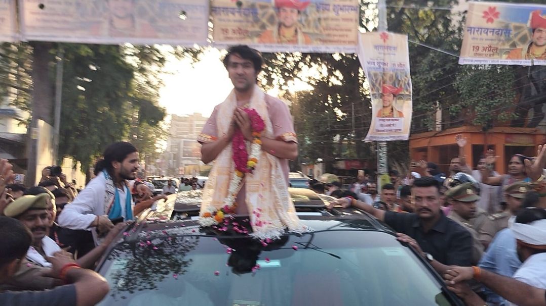 काशी पहुंचे बागेश्वर धाम पीठाधीश्वर धीरेंद्र कृष्ण शास्त्री, भक्तों में उत्साह