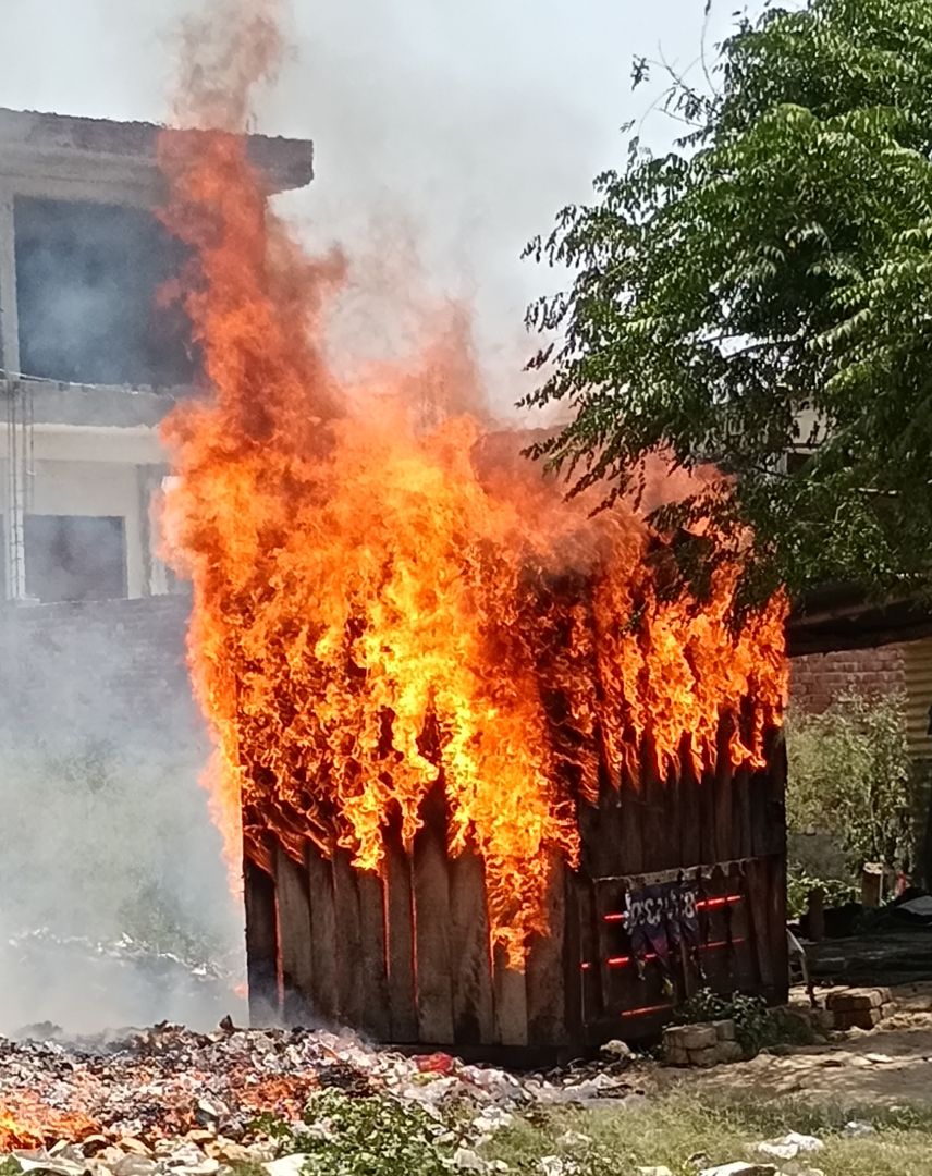 फूलपुर। थाना क्षेत्र के मीरा शाह चौराहे पर सैलुन के दुकान में लगी आग हजारों का हुआ नुकसान 