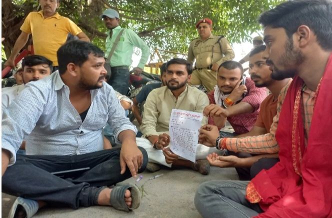 पुलिस-प्रशासन की निष्क्रियता से नाराज छात्रों ने अपने खून से पत्रक लिखकर मुख्यमंत्री योगी आदित्यनाथ से न्याय की गुहार 