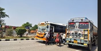 वाराणसी जिले की राजातालाब में बस और ट्रक में हुई जबरदस्त टक्कर आपसी घटना और चोट