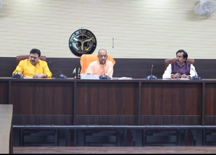 वाराणसी में सीएम की समीक्षा बैठक: पीएम के संभावित दौरे को लेकर तैयारियां तेज