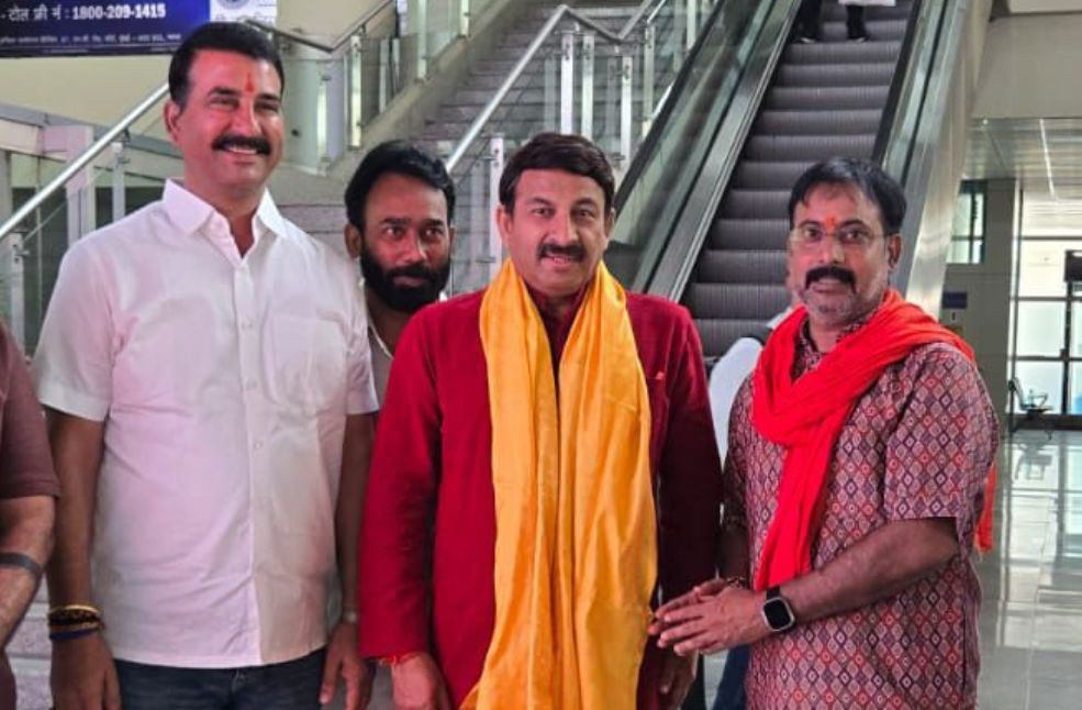 काशी कला कुंभ के उद्घाटन में शामिल होने वाराणसी पहुंचे मनोज तिवारी