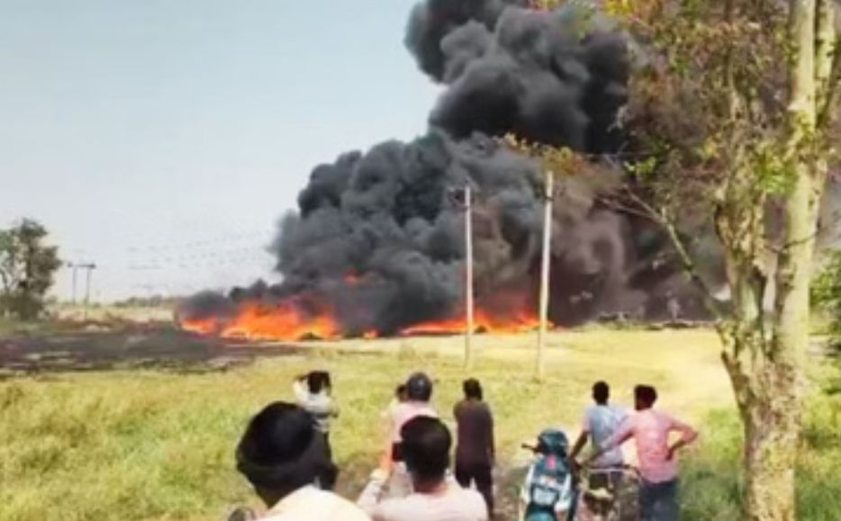 वाराणसी में रिलायंस पाइपों में भीषण आग, काले धुएं से दहशत