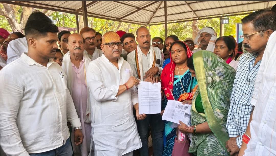 बीएचयू में संविदा कर्मचारियों का प्रदर्शन, स्थायीकरण की मांग को लेकर कांग्रेस का समर्थन