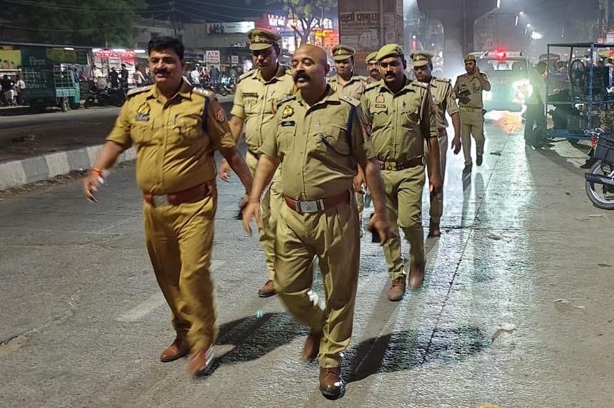 वाराणसी कमिश्नरेट की पुलिस व्यवस्था हुई और सुदृढ़, अधिकारी खुद उतर रहे सड़कों पर जनता से सीधा संवाद कर सुरक्षा का ले रहे