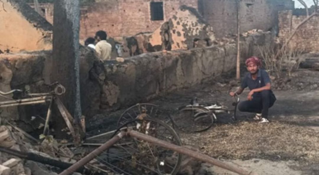 पराली की चिंगारी से 14 घर खाक, दो मासूम झुलसीं; चार घंटे बाद बुझी आग