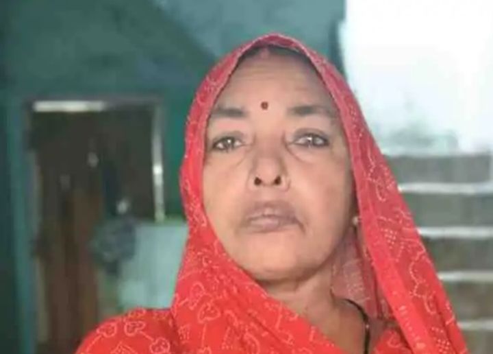 फूलपुर थाना क्षेत्र में बुधवार देर रात हुए दर्दनाक सड़क हादसे में एक महिला की मौत हो गई,