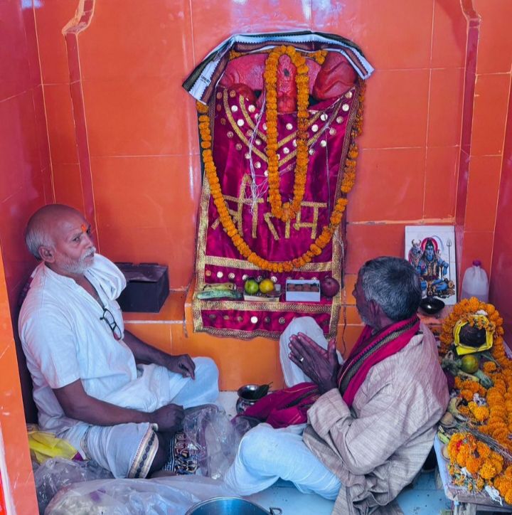 चौबेपुर।क्षेत्र के नरपतपुर के चुहरपुर में श्री हनुमान जी की मूर्ति स्थापना बिधि-विधान के साथ संपन्न 