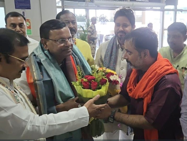  प्रधानमंत्री के कार्यक्रम निमित्त बैठक लेने प्रदेश अध्यक्ष व केंद्रीय राज्य मंत्री पंकज चौधरी पहुंचे एयरपोर्ट पर 