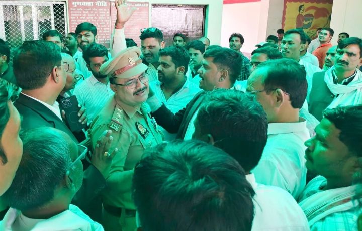 आवास विकास के कर्मचारी व वकीलों के बीच हुए विवाद से माहौल हुआ गर्म   एसडीएम के हस्तक्षेप से मामला हुआ शांत