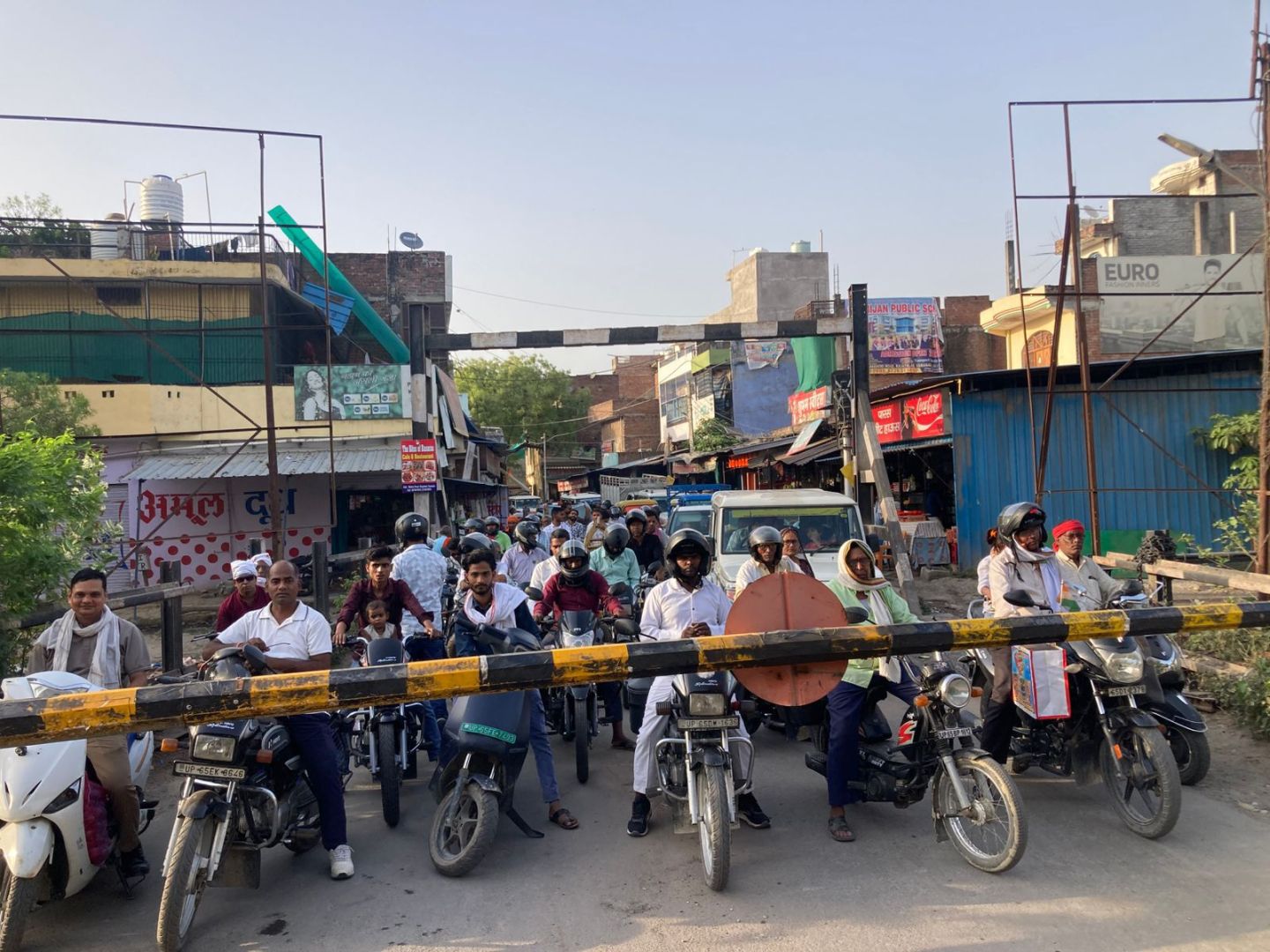 राजातालाब रेलवे क्रॉसिंग पर ओवरब्रिज/अंडरपास की मांग तेज, दो दशक बाद भी नहीं मिला समाधान