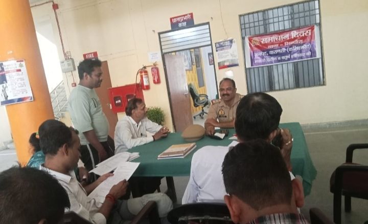 प्रभारी निरीक्षक ज्ञानेंद्र कुमार त्रिपाठी ने अधिकारियों संग मिलकर क्षेत्र से आए फरियादियों कीसुनी समस्या 