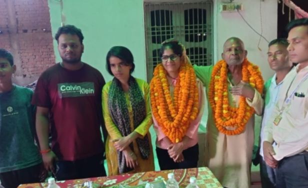 जिला परियोजना अधिकारी दर्शन निषाद नें सम्मानित किया  