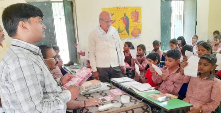 प्राथमिक विद्यालय पिंडरा प्रथम पर छात्र छात्राओं और शिक्षकों को मलेरिया और  डेंगू के बारे में जागरूक किया गया। 