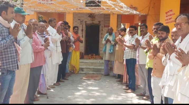 स्वामी हरहरानंद के परिनिर्वाण दिवस पर जुटे भक्त, लिया आशीर्वाद सुबह से लगा रहा तांता, बंटा प्रसाद