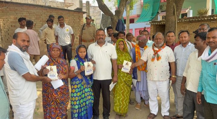 प्रधानमंत्री के कार्यक्रम में शामिल होने हेतु एमएलसी ने घर घर वितरण किया आमंत्रण पत्र