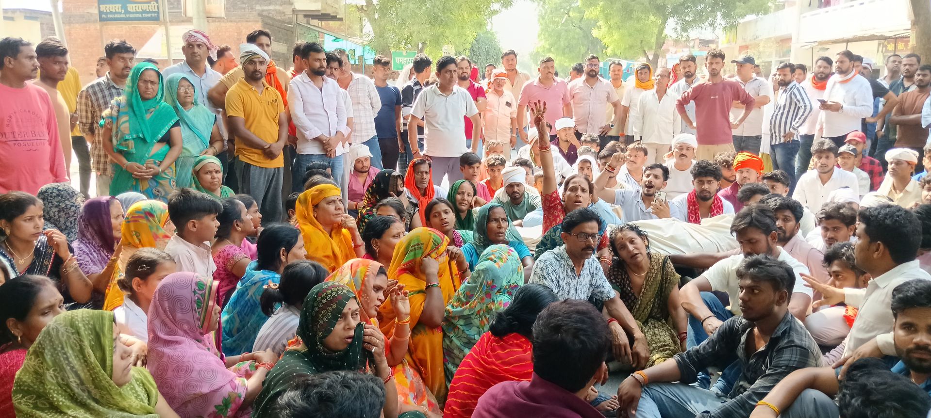 युवक की पिटाई से हुई मौत ग्रामीणों ने शव रखकर बाबतपुर जमालापुर मार्ग पर लगाया जाम