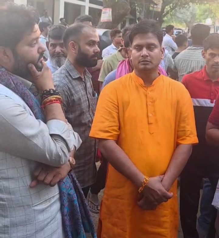 मनीष सिंह का शव आज अत्यंत हृदय विदारक वातावरण में अंतिम यात्रा के लिए निकला