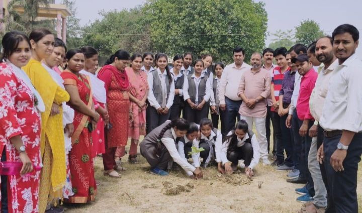 महाविद्यालय के संरक्षक के पुण्यतिथि पर प्रत्येक वर्ष एक छात्रा को नि:शुल्क शिक्षा देने हेतु की घोषणा