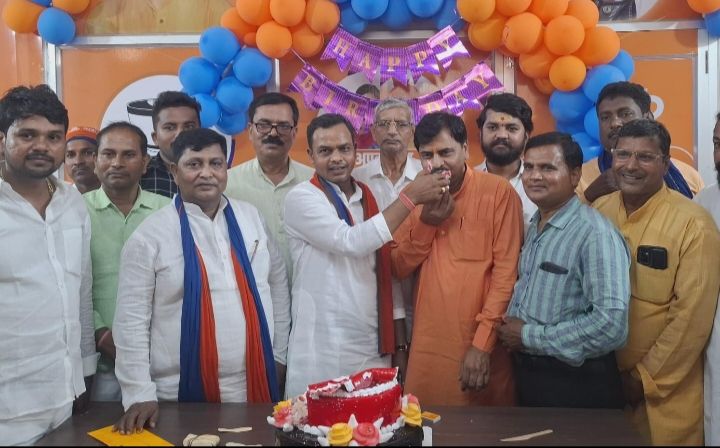 विधायक ने पौधारोपण कर दिया पर्यावरण संरक्षण का संदेश, केक काटकर जन्मदिन का दिया बधाई,