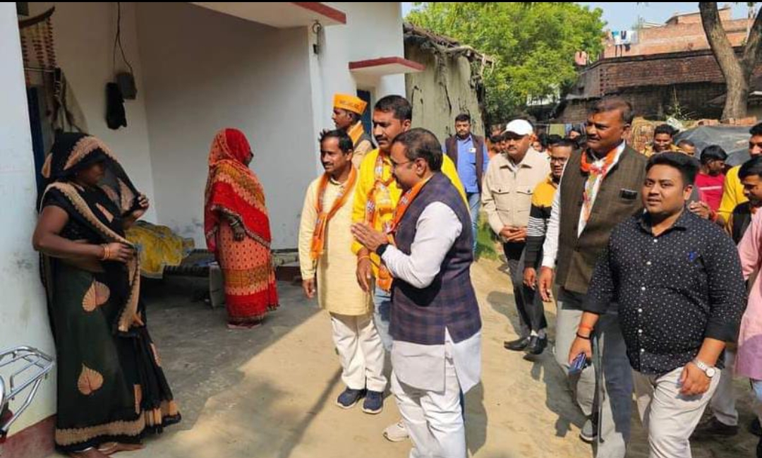 क्षेत्रीय अध्यक्ष ने कार्यकर्ताओं के साथ घर-घर जाकर किया जनसंपर्क