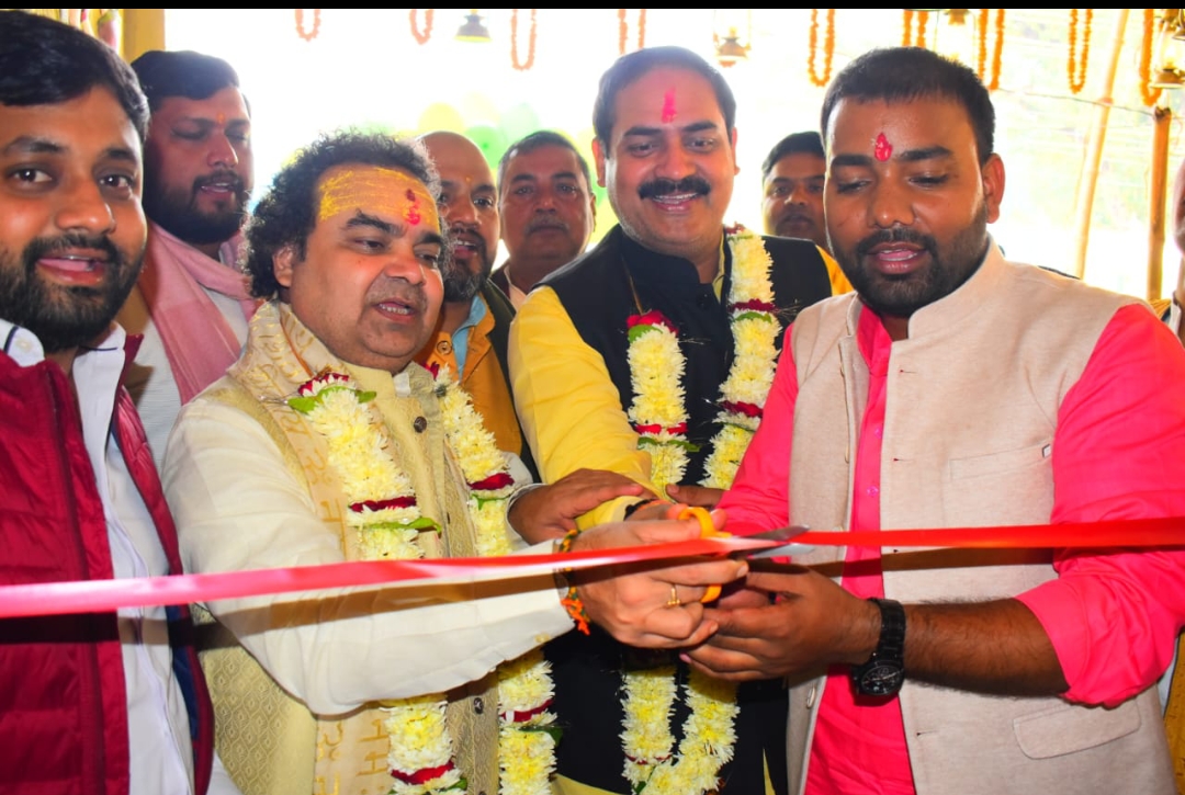 भाजपा नेता प्रभात सिंह मिंटू और काशी विश्वनाथ मंदिर के आचार्य पंडित श्री कांत शर्मा ने फीता काटकर किया ठेठ बाटी चोखा का भव्य उद्घाटन