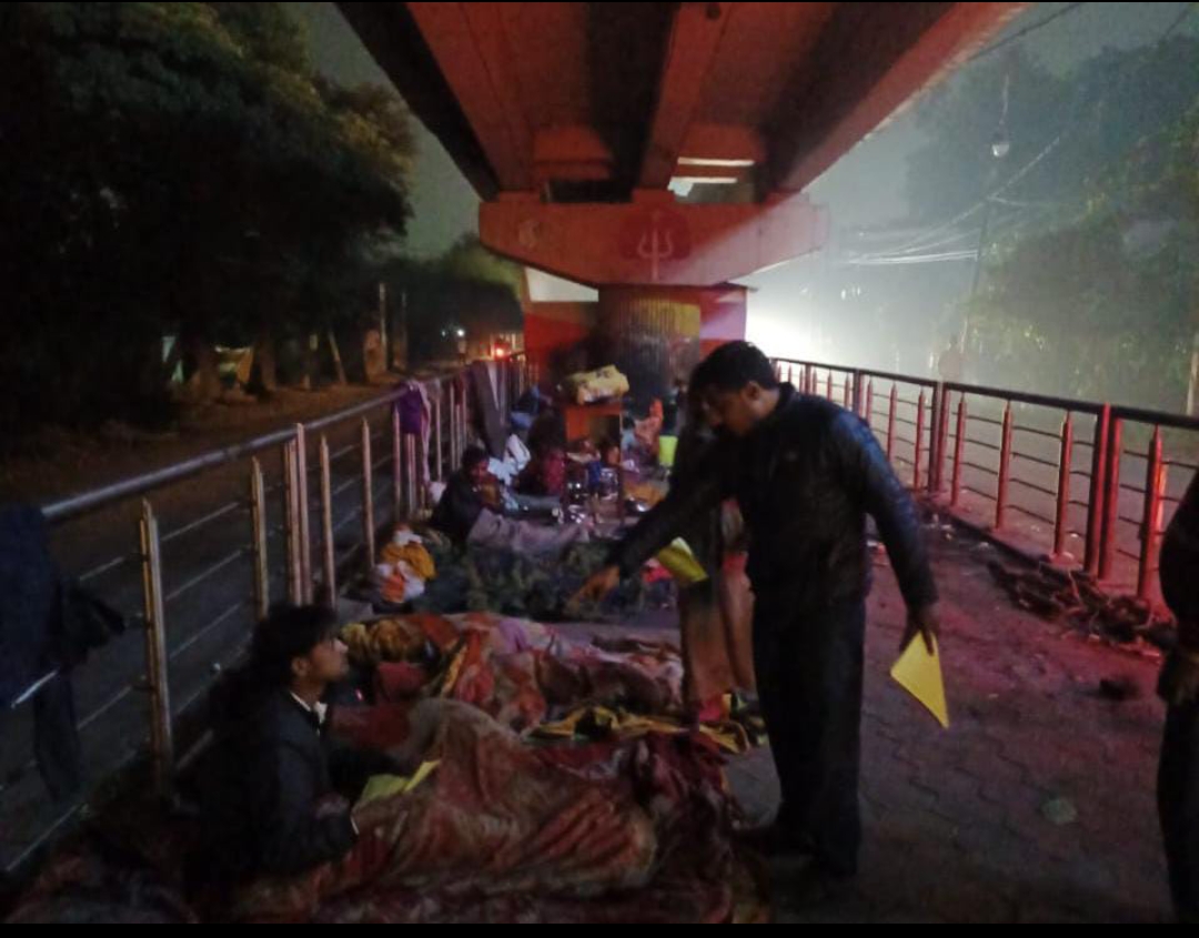 कड़ाके की ठंड में खुले में रहने वाले लोगो को पहुंचाया रैन बसेरा