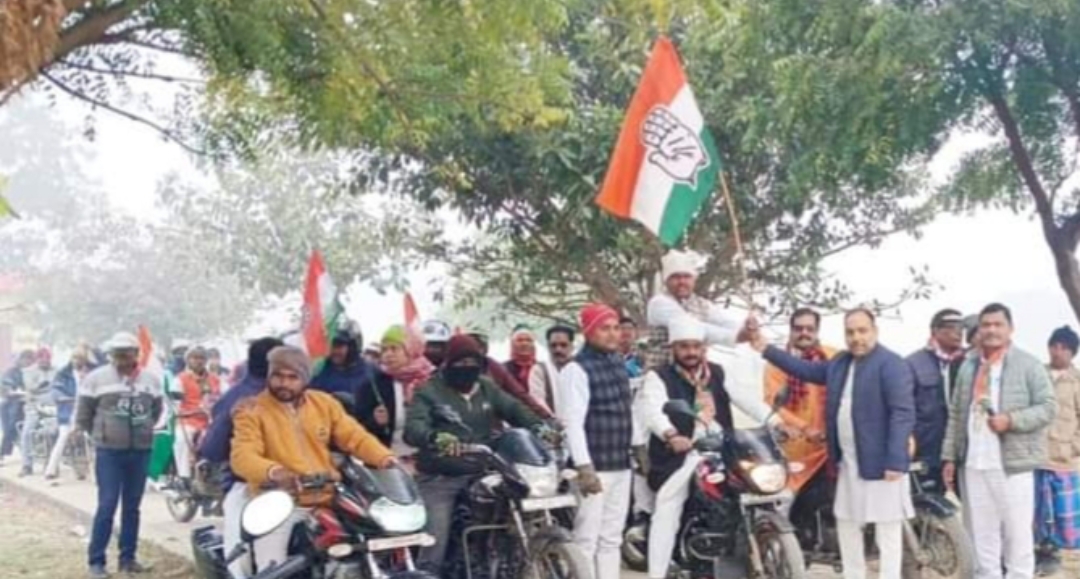 कांग्रेस जन ने निकाली बाइक रैली