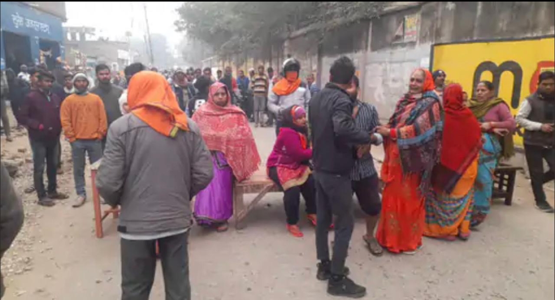 कारीगर को रौंदकर फर्नीचर दुकान में घुसी पुलिस लिखी स्कॉर्पियो