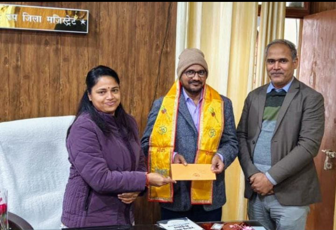 लगातार तीन बार प्रथम आने पर पटल सहायक हुए सम्मानित