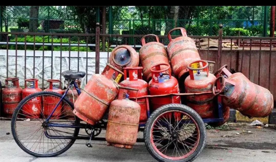 ट्रक ड्राइवरों के हड़ताल से गैस एजेंसियों पर बढ़ी गैस की किल्लत