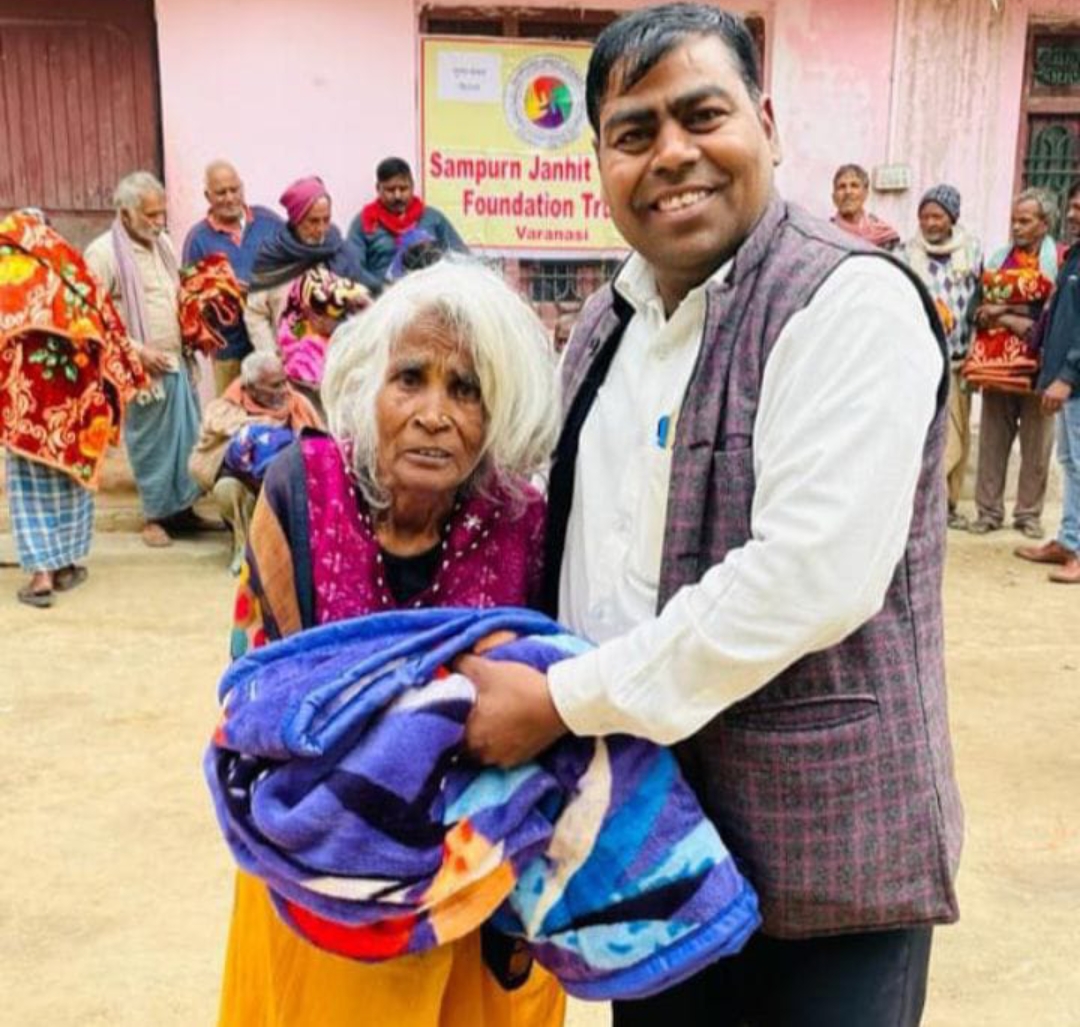 असहाय लोगों को फाऊंडेशन ने किया कंबल वितरण