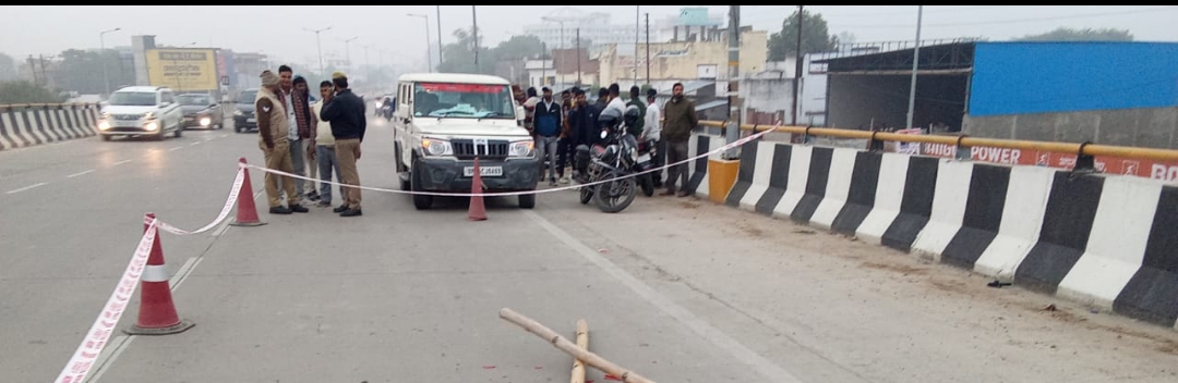 वाराणसी के फूलपुर थानाक्षेत्र में गोली मारकर हत्या का मामला सामने आया है। गोली बाबतपुर ओवरब्रिज पर मारकर अज्ञात कार सवार बदमाश फरार हो गए। फिलहाल मौके पर आला पुलिस अधिकारी मौजूद हैं।