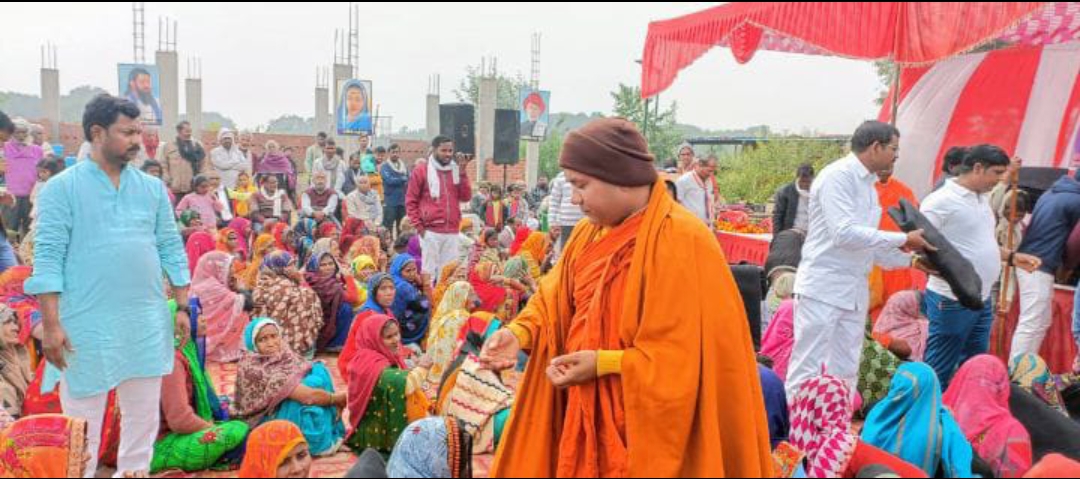 गरीबों के बीच कंबल का वितरण