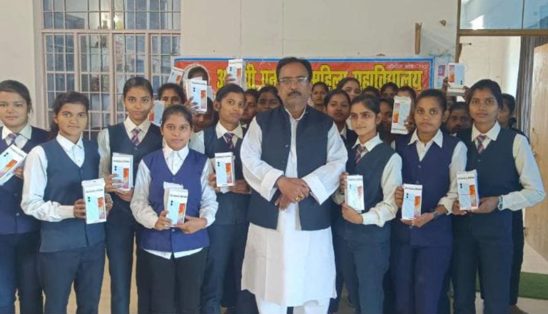 स्मार्ट मोबाइल मिलने पर खुश दिखी छात्राये