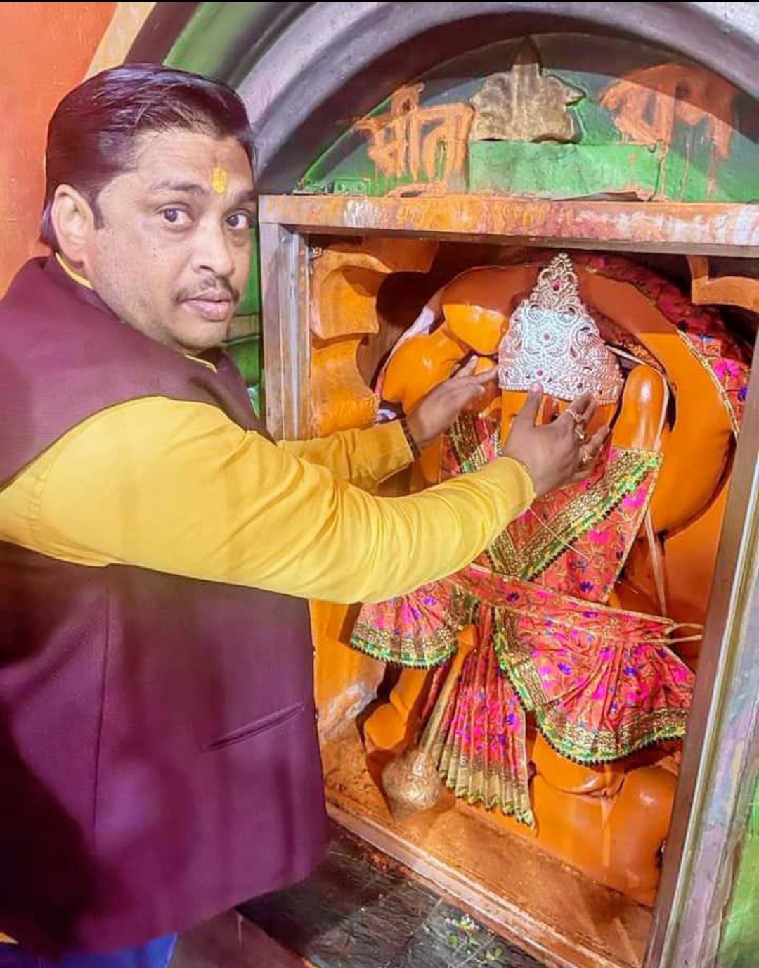 भक्तों ने हनुमानजी को पहनाया चांदी का मुकुट