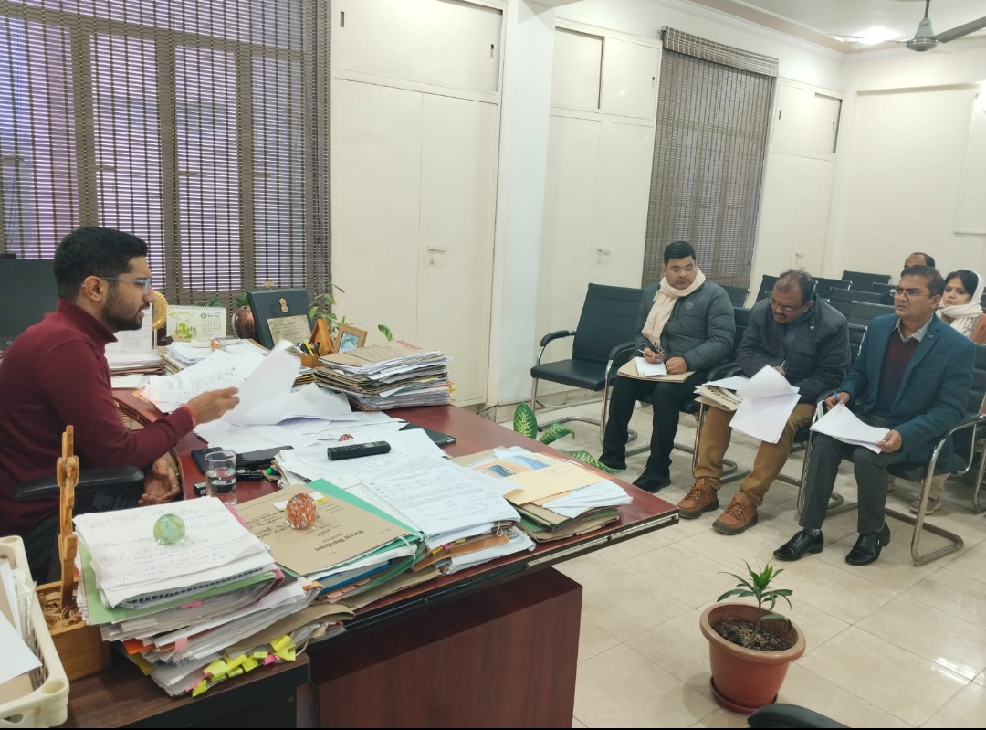 मुख्य विकास अधिकारी हिमांशु नागपाल ने लंबित ग्राम प्रधानों की जांच से संबंधित शिकायतों की समीक्षा की